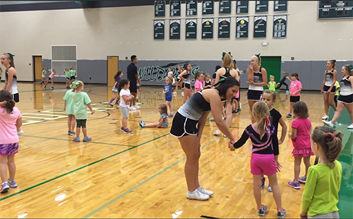 De Soto High School cheer team holds annual cheer clinic