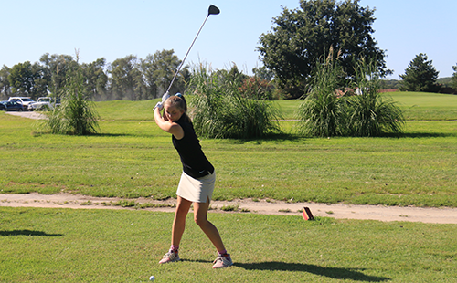 Senior Maddie Beal prepares to tee off during a practice round at Burning Tree Golf Course on Aug 28.