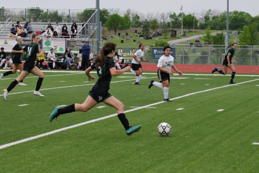 Jordan Zade carries the ball down the field during a previous dual against Turner High School on May 7, 2019.